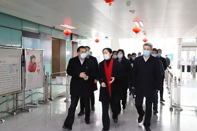 市領(lǐng)導(dǎo)至車站走訪慰問(wèn)和疫情防控、保供應(yīng)保安全保暢通工作督查